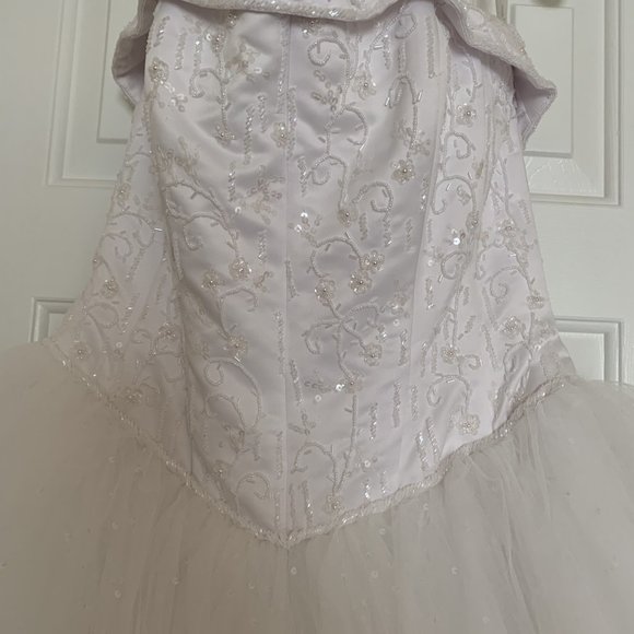 David's Bridal White Tulle Wedding Dress With Beaded Satin Bodice Size 16 - Picture 5 of 12